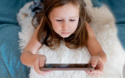 Jak wpływa telefon na umysł dziecka? Czy dawać smartphone nieletniemu?